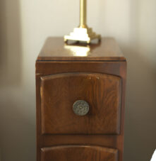 Cosy guestroom with wooden bedside table and welcoming atmosphere.